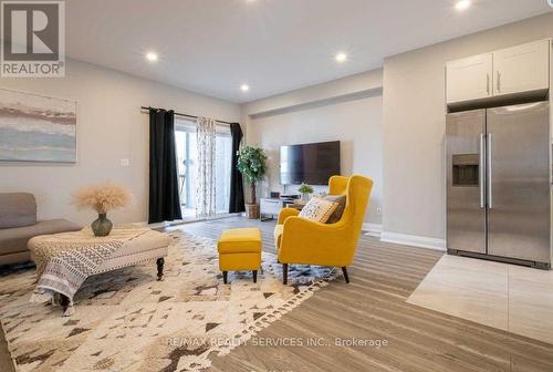 #Upper -14 Ashford Pl, St. Catharines, ON - Indoor Photo Showing Living Room