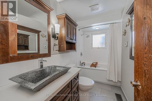 985 Lakeshore Rd E, Oro-Medonte, ON - Indoor Photo Showing Bathroom