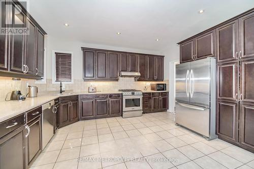 570 Kingsfield Loop, Oshawa, ON - Indoor Photo Showing Kitchen With Upgraded Kitchen