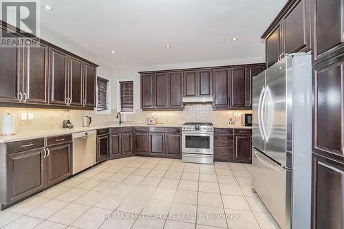 570 Kingsfield Loop, Oshawa, ON - Indoor Photo Showing Kitchen With Upgraded Kitchen