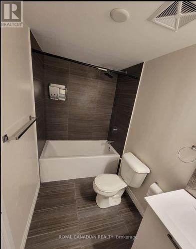 604 - 2152 Lawrence Avenue, Toronto, ON - Indoor Photo Showing Bathroom