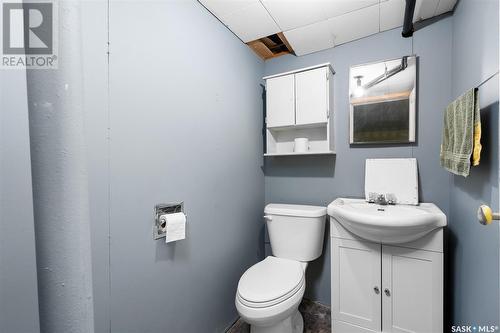 712 Main Street S, Moose Jaw, SK - Indoor Photo Showing Bathroom