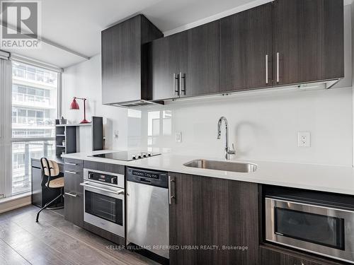 609 - 508 Wellington Street W, Toronto, ON - Indoor Photo Showing Kitchen With Upgraded Kitchen