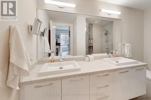 #206 -3 Southvale Dr, Toronto, ON - Indoor Photo Showing Bathroom