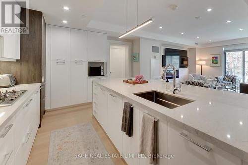 #206 -3 Southvale Dr, Toronto, ON - Indoor Photo Showing Kitchen With Double Sink