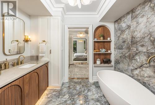 40 Bernard Ave, Toronto, ON - Indoor Photo Showing Bathroom