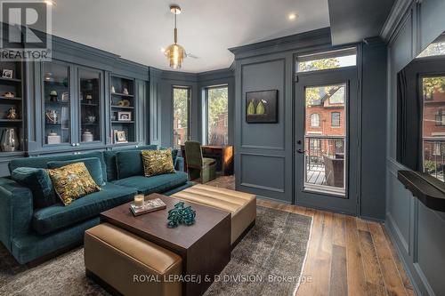 40 Bernard Ave, Toronto, ON - Indoor Photo Showing Living Room