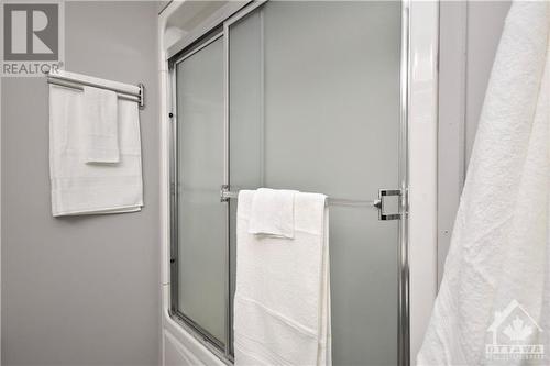 Main bath shower/tub combo - 2276 Russell Road, Ottawa, ON - Indoor Photo Showing Bathroom