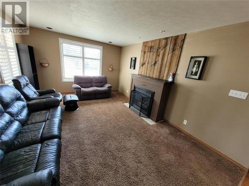 664 Albert Street, Wallaceburg, ON - Indoor Photo Showing Living Room With Fireplace