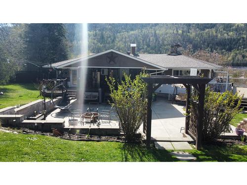 3583 Broadwater Rd, Robson, BC - Outdoor With Deck Patio Veranda