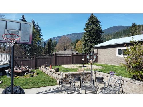 3583 Broadwater Rd, Robson, BC - Outdoor With Deck Patio Veranda