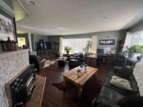 3583 Broadwater Rd, Robson, BC - Indoor Photo Showing Living Room