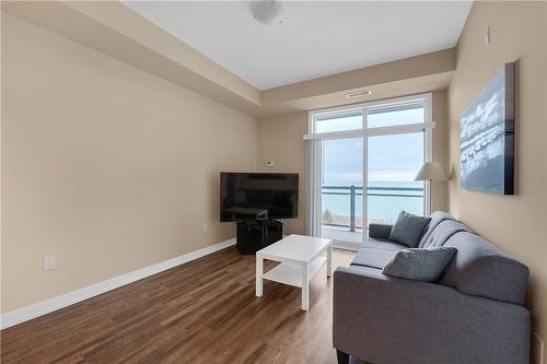 35 Southshore Crescent|Unit #303, Stoney Creek, ON - Indoor Photo Showing Living Room