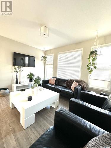 139 Newton Way, Saskatoon, SK - Indoor Photo Showing Living Room