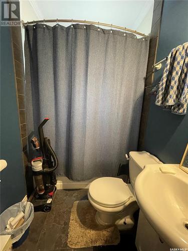 819 H Avenue N, Saskatoon, SK - Indoor Photo Showing Bathroom