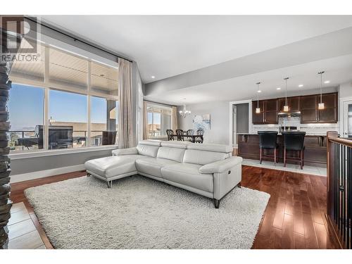 470 Trumpeter Road, Kelowna, BC - Indoor Photo Showing Living Room