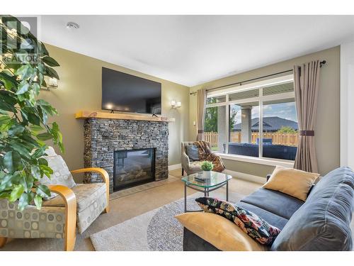 470 Trumpeter Road, Kelowna, BC - Indoor Photo Showing Living Room With Fireplace