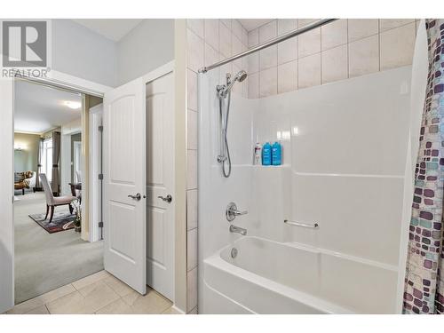 470 Trumpeter Road, Kelowna, BC - Indoor Photo Showing Bathroom