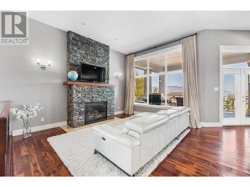 470 Trumpeter Road, Kelowna, BC - Indoor Photo Showing Living Room With Fireplace