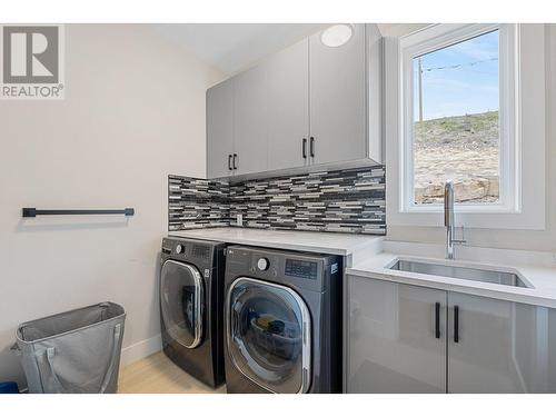 3600 Silver Way, West Kelowna, BC - Indoor Photo Showing Laundry Room