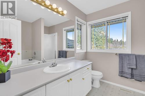 416 Woodpark Court, Kelowna, BC - Indoor Photo Showing Bathroom
