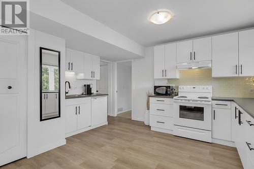 416 Woodpark Court, Kelowna, BC - Indoor Photo Showing Kitchen