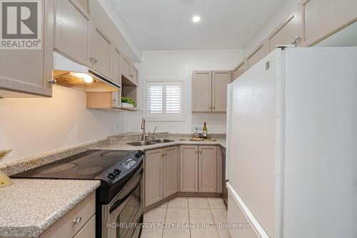 34 Robertson Road, Niagara-On-The-Lake, ON - Indoor Photo Showing Kitchen With Double Sink