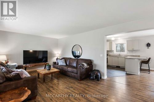 200 Highland Dr, West Grey, ON - Indoor Photo Showing Living Room