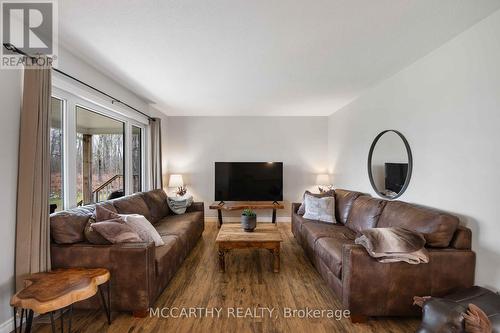 200 Highland Dr, West Grey, ON - Indoor Photo Showing Living Room