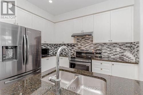 328 Bedrock Dr, Hamilton, ON - Indoor Photo Showing Kitchen With Stainless Steel Kitchen With Double Sink With Upgraded Kitchen
