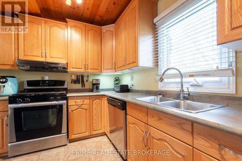 16 Edith Street, London, ON - Indoor Photo Showing Kitchen With Double Sink