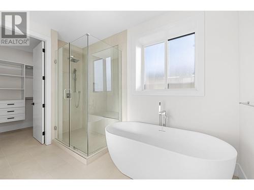656 Deans Drive, Kelowna, BC - Indoor Photo Showing Bathroom