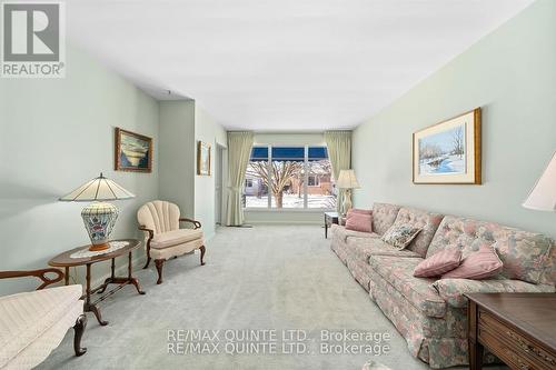 59 Sinclair St, Belleville, ON - Indoor Photo Showing Living Room