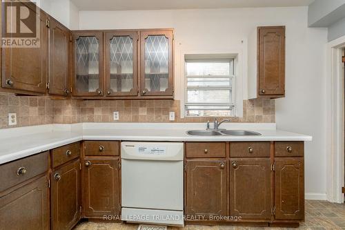 42 Balaclava St, St. Thomas, ON - Indoor Photo Showing Kitchen With Double Sink
