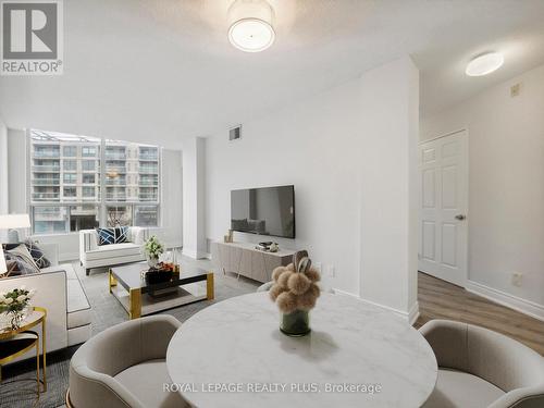 #306 -897 Sheppard Ave West Ave W, Toronto, ON - Indoor Photo Showing Living Room