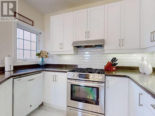 46 Catano Crt, Richmond Hill, ON - Indoor Photo Showing Kitchen