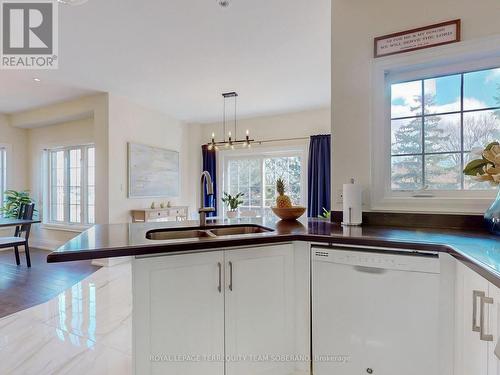 46 Catano Crt, Richmond Hill, ON - Indoor Photo Showing Kitchen With Double Sink