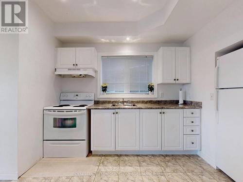 46 Catano Crt, Richmond Hill, ON - Indoor Photo Showing Kitchen