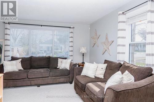 32 Fairway Ave, Belleville, ON - Indoor Photo Showing Living Room