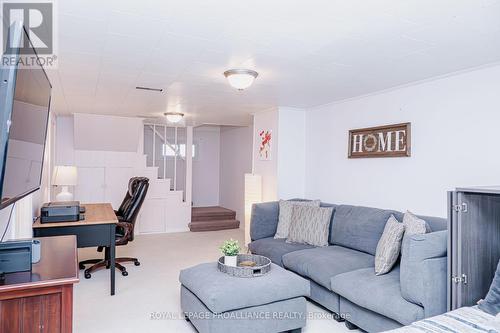 32 Fairway Avenue, Belleville, ON - Indoor Photo Showing Living Room