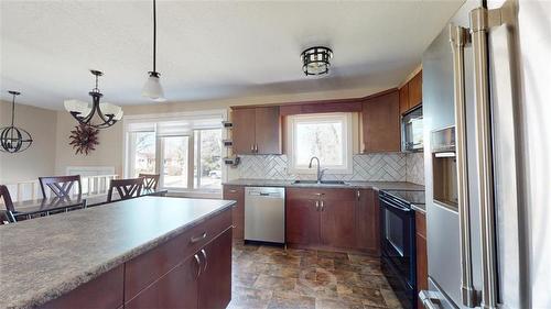 832 5Th Avenue, Rivers, MB - Indoor Photo Showing Kitchen