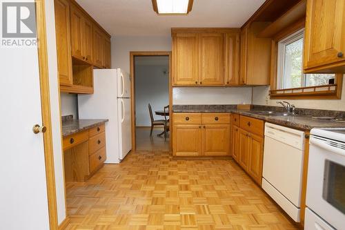 33 Huntington Pk, Sault Ste. Marie, ON - Indoor Photo Showing Kitchen With Double Sink