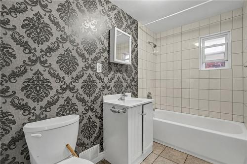 81 Barton Street E, Hamilton, ON - Indoor Photo Showing Bathroom