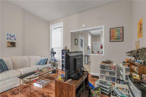 81 Barton Street E, Hamilton, ON - Indoor Photo Showing Living Room