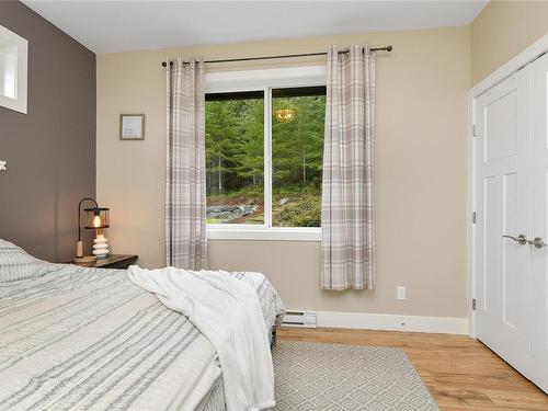 2830 Woodcroft Pl, Shawnigan Lake, BC - Indoor Photo Showing Bedroom