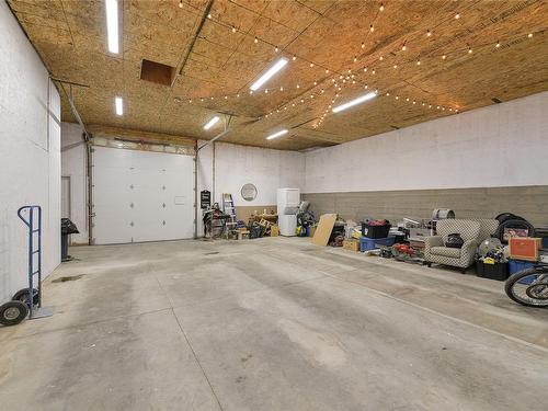 2830 Woodcroft Pl, Shawnigan Lake, BC - Indoor Photo Showing Garage