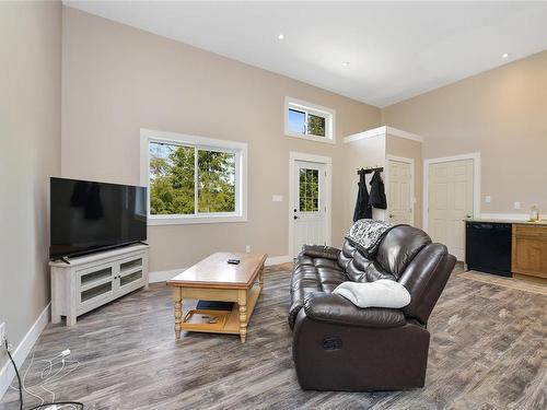 2830 Woodcroft Pl, Shawnigan Lake, BC - Indoor Photo Showing Living Room