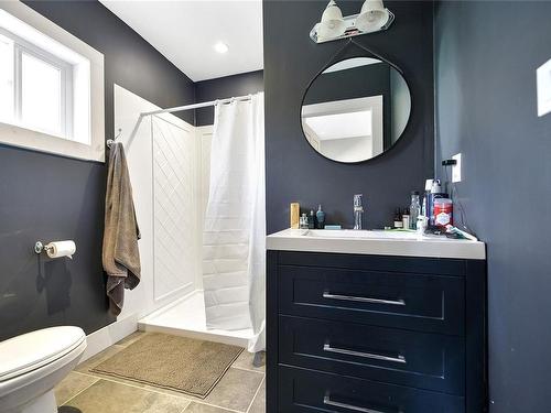 2830 Woodcroft Pl, Shawnigan Lake, BC - Indoor Photo Showing Bathroom