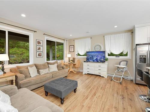 2830 Woodcroft Pl, Shawnigan Lake, BC - Indoor Photo Showing Living Room