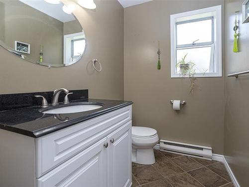 2255 Mcintosh Rd, Shawnigan Lake, BC - Indoor Photo Showing Bathroom